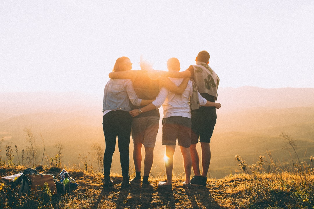 Personnes devant le soleil