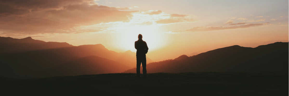 Silhouette d'homme au coucher du soleil