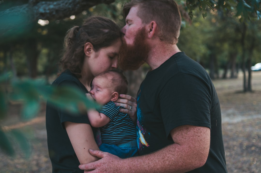 Femme et homme avec leur bébé