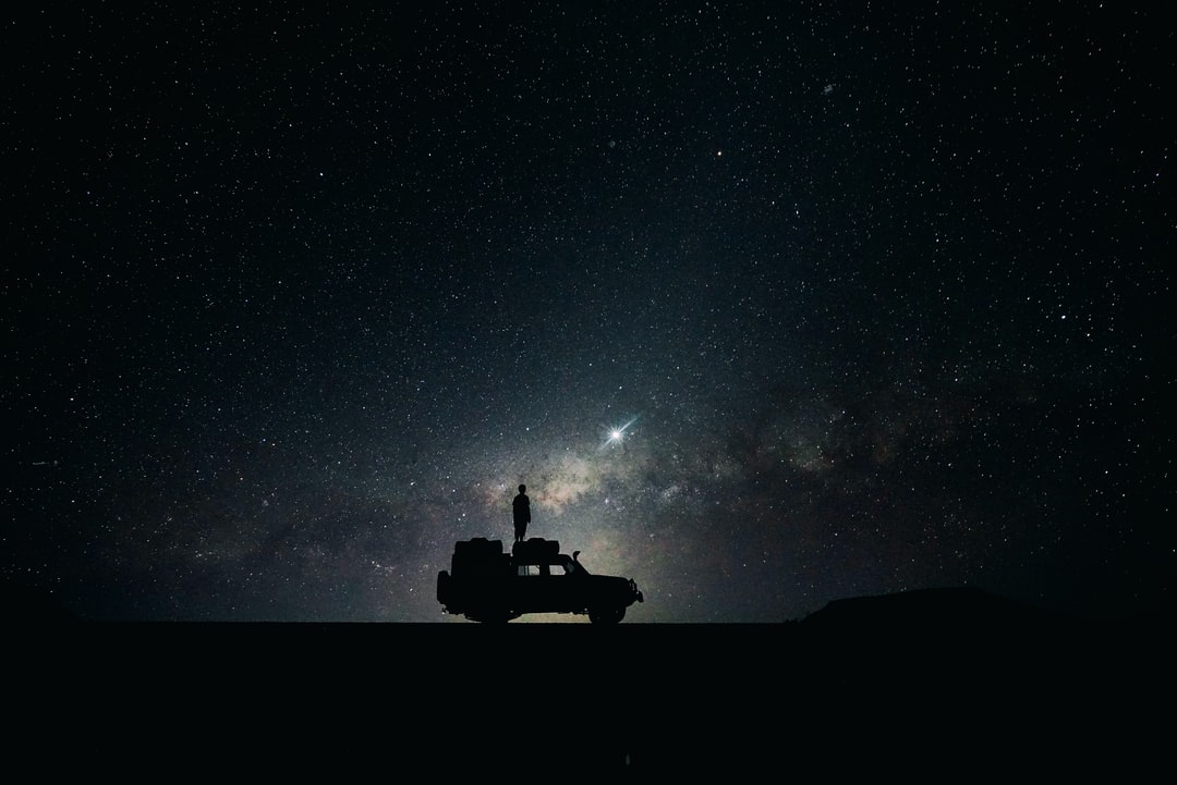 Personne sur un camion qui regarde le ciel étoilé