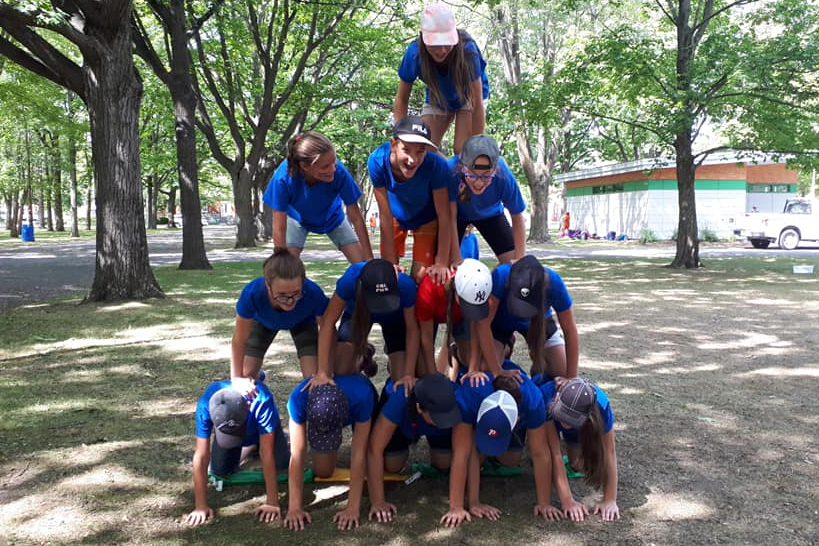 Jeunes adolescents qui font une pyramide