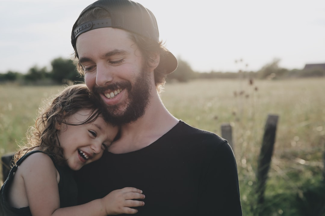 Jeune père avec sa fille