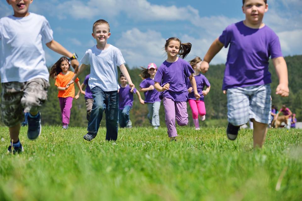 Jeunes enfants qui courent sur l